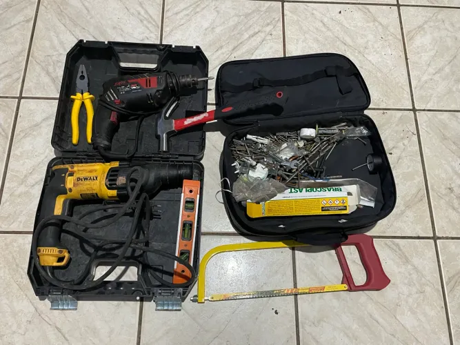 Furadeira dewalt 800W + outra furadeira e kit completo
