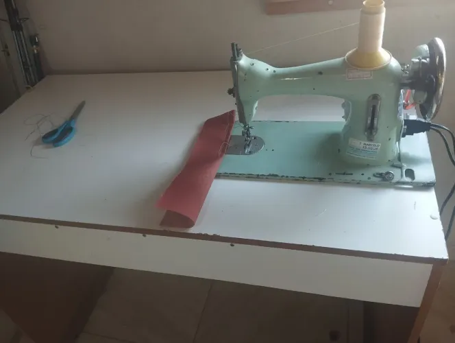 Duas maquinas de costura+ 1 gabinete