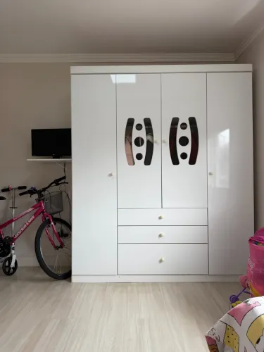 Quarto Completo com Guarda-roupa, Cômoda e Escrivaninha em L com Vidro