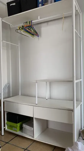 Guarda roupas aberto
