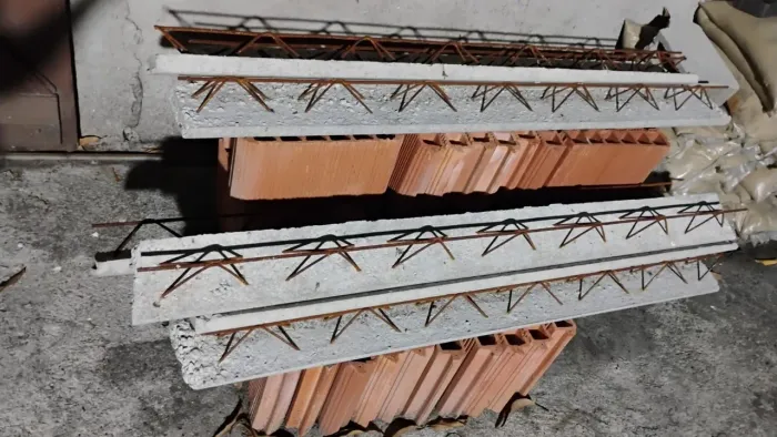 Laje nova 1,30m era para construir um banheiro, porém não vou fazer mais. Chão e teto.