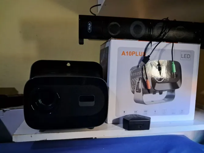 Vendo projetor novo A10 Plus mas o fone de ouvido e uma caixinha P2