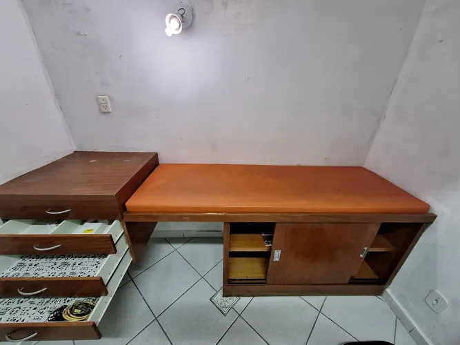 Armário embutido com colchões para exame clínico de crianças