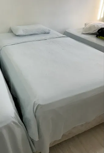 Cama + Colchão tamanho viúva (solteiro mais larga)