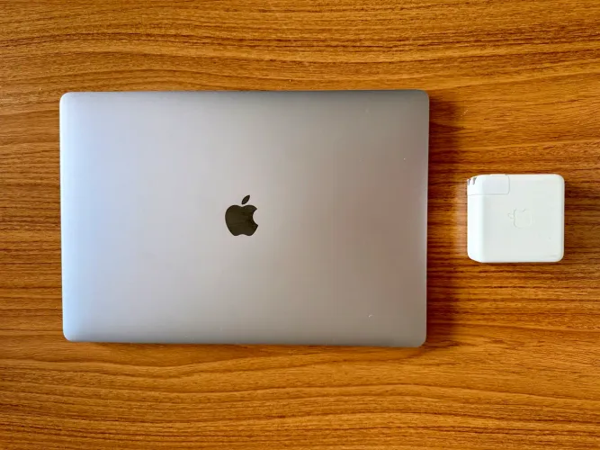 MacBook Pro 15? 2018 ? i7 6-Core / 16GB / 512GB SSD 