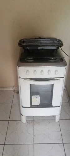 V/T .fogão/ cama/ churrasqueira elétrica/ adega/ mesa com 3 cadeiras venda urgente.