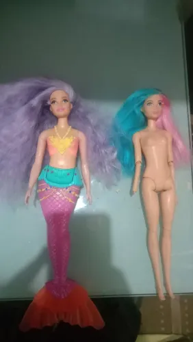 Bonecas Barbie uma sereia outra e sucata