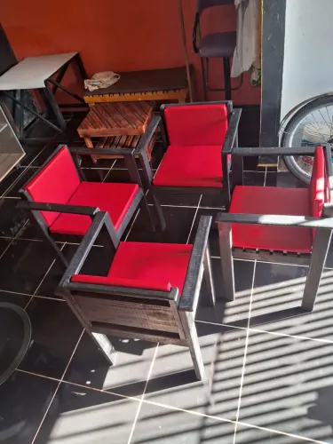 Vendo cadeiras com mesinha de centro 
