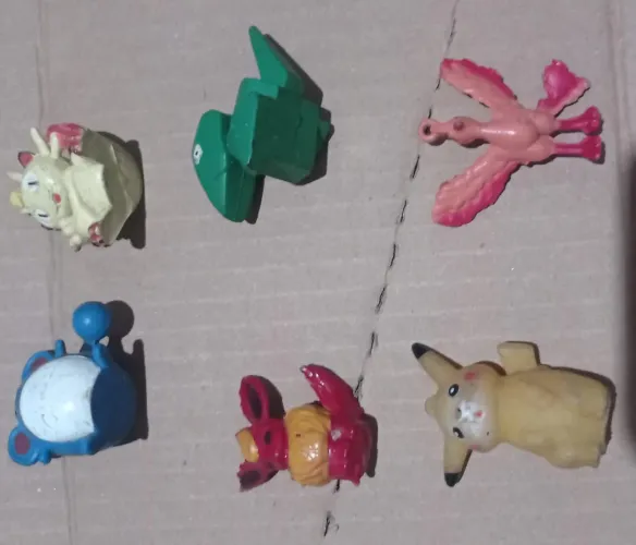 Miniatura de bonecos antigos diversos do Pokémon