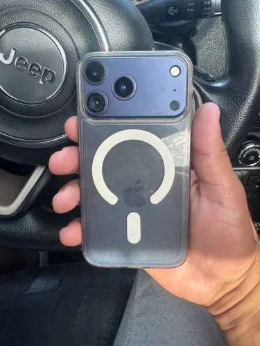 iPhone 11 na carcaça do 17 Pro