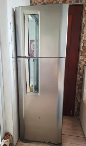 Vendo geladeira COM DEFEITO