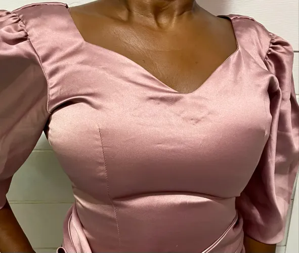 Vestido rosa de cetim, P