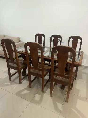 Vendo mesa de madeira maciça.