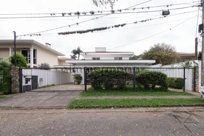 CASA DE VILA no Alto de Pinheiros | SOBRADO em Rua fechada com segurança 24h | 7 vagas e 7