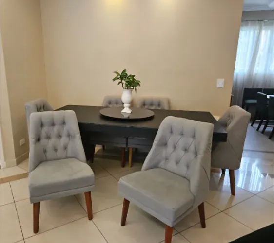 OPORTUNIDADE! LINDO JOGO DE 06 CADEIRAS DE JANTAR CINZAS EM SUEDE, DE LUXO, SEMI NOVAS.