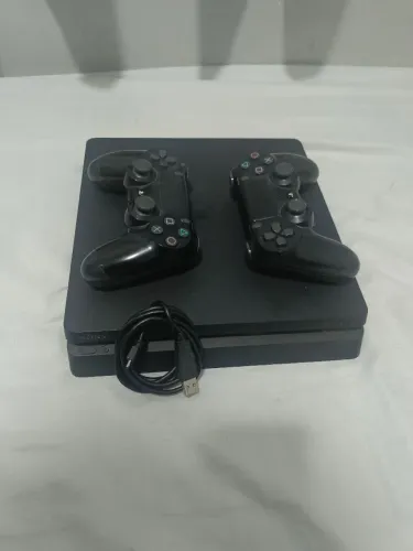 Playstation 4 em perfeito estado de uso, o videogame acompanha 10 jogos e 2 controles