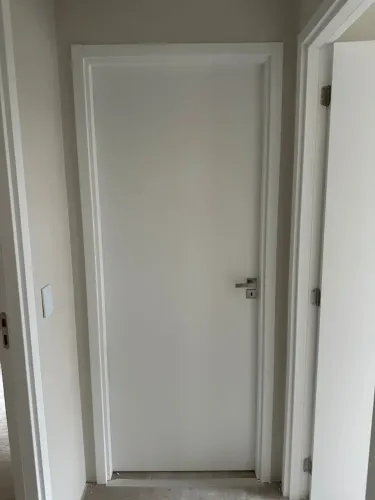 Portas de madeira maciça - Pintura PU cor Branco Acetinado - Marca PORMADE