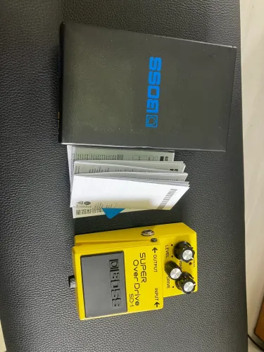 Pedal Boss SD1 na caixa