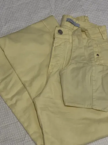 Conjunto amarelo feminino com cropped + calça jeans 