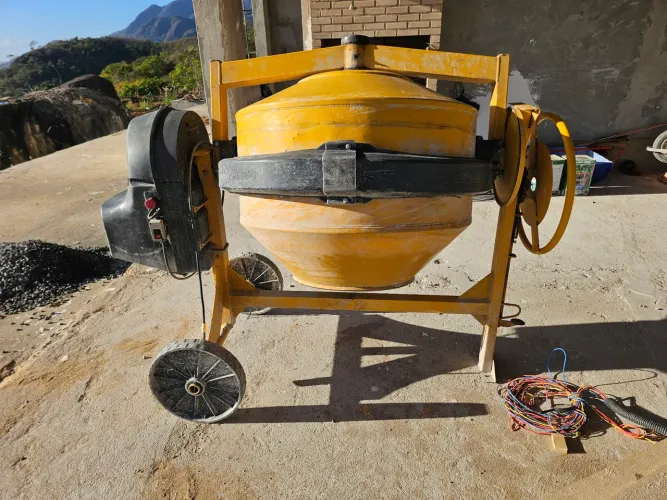 Betoneira Menegotti 220v Semi-nova.