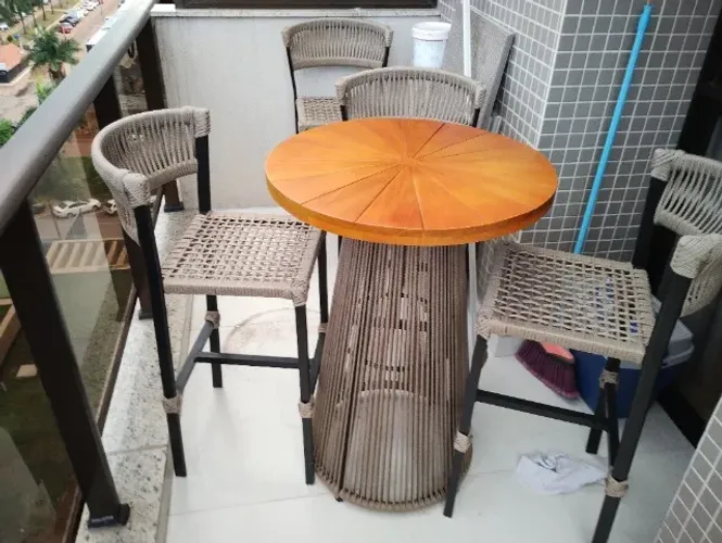 MESA BISTRÔ COM BANQUETAS DE CORDA