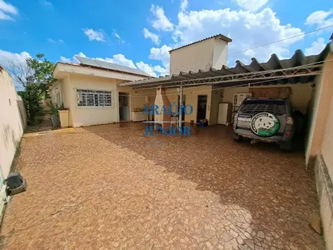 CASA PARA VENDER EM ÓTIMA LOCALIZAÇÃO, COM PISCINA E HIDRO