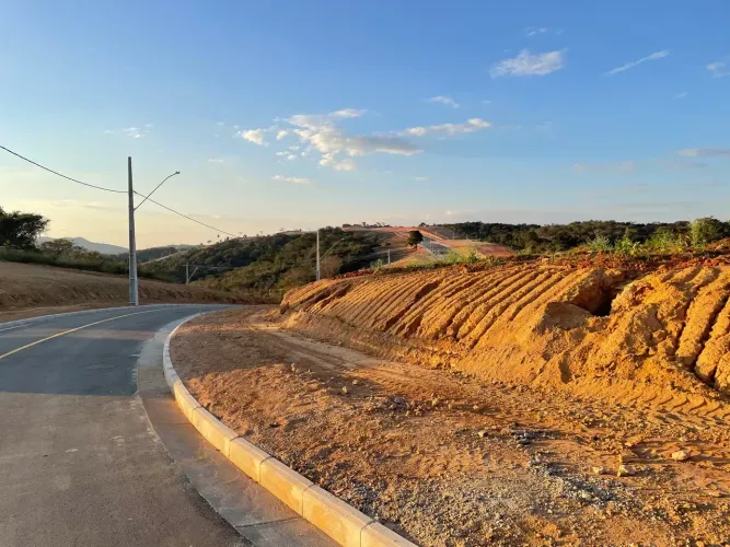 Lote acima do nível da rua,  360m2, frente ampla, condomínio fechado, portaria 24H