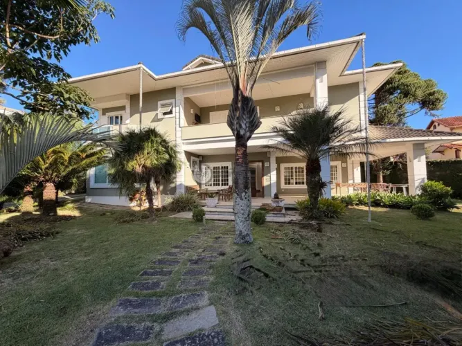 Casa em condomínio com 5 suítes, 500 m² na Várzea - Teresópolis/RJ.