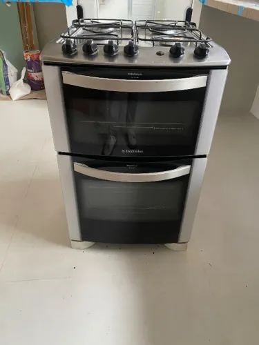 Fogão 4 bocas Electrolux dois fornos GN ( gás de rua).Forno de cima precisa ajustes