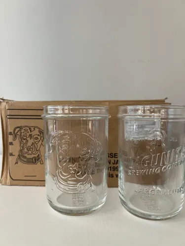 2 copos de cerveja IPA LAGUNITAS