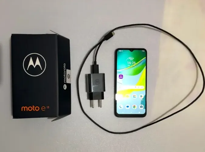 Celular Moto e13 64Gb Seminovo - com nota fiscal - carregador e cabo originais.