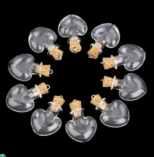 Kit com 10 frascos decorativos de vidro com tampas em formato de coração.