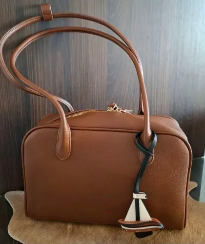 Bolsa ESTILIZADA, 100% couro novíssima. Ampla e elegante.?