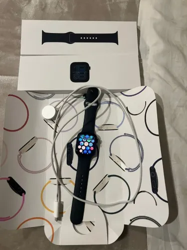 Apple Watch SE 3 GPS 44mm Pulseira Esportiva P/M Meia-Noite 204.167 milhas