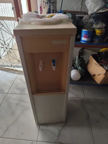 Bebedouro de garrafão de 20 litros, com tornelas separadas