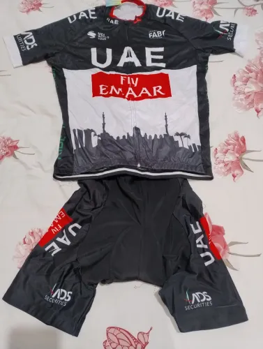 Uniformes de ciclismo tamanho XL preço de cada um 