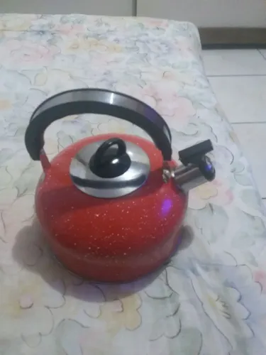 Vendo uma chaleira com apito ótimo estado cor vermelha
