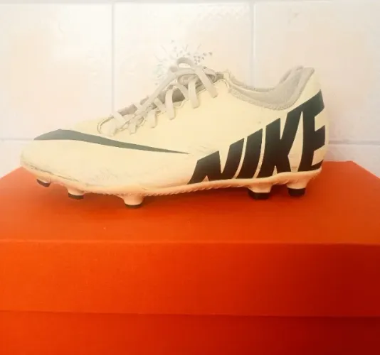 Chuteira Nike campo - tamanho 35