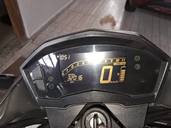 Honda Twister Flexone 250 cc Azul com detalhes em laranja e branco.