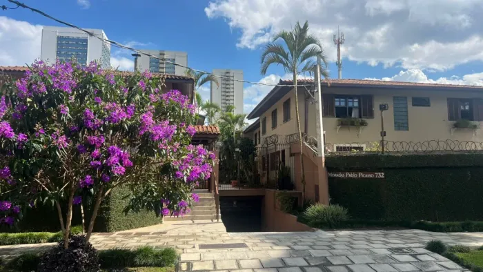 Sobrado à Venda no Alto da XV: Conforto, Praticidade e Segurança em Curitiba! Agende sua V