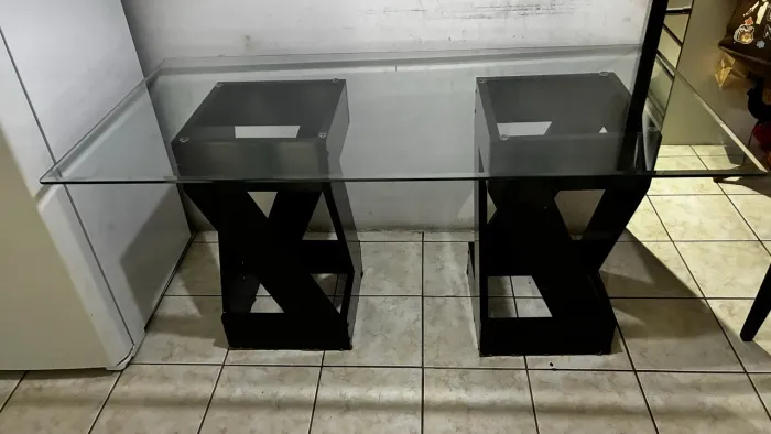 Mesa de tampo de vidro com 6 cadeiras.