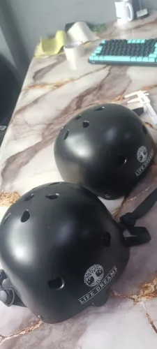 Dois capacetes para scooter elétrica bike ou skate