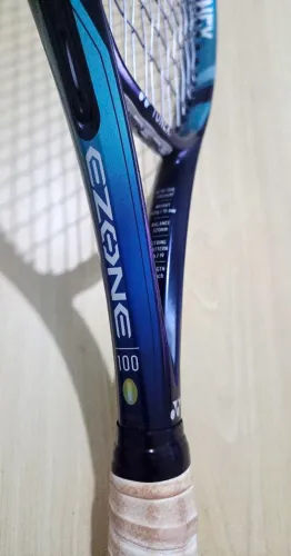 Raquete Yonex Ezone 100 L3 bem conservada