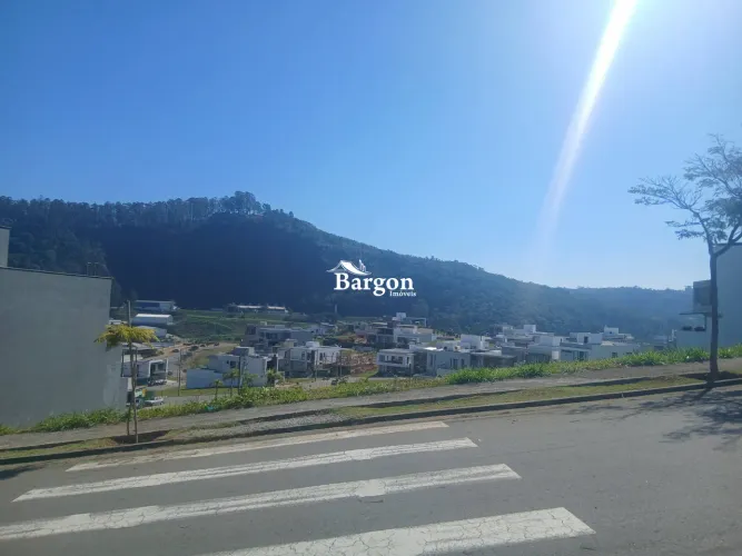 Terreno com 301,72 m² à Venda no Condomínio Estrela Alta no Bairro Salvaterra em Juiz de F