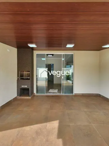 Casa em condomínio com 166m² de construção, 3 quartos para alugar no bairro Recreio das Ac