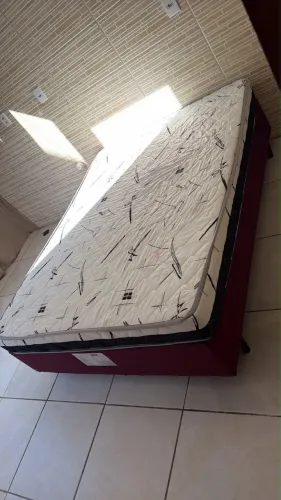 Mesa com 4 cadeiras e cama box com colchão