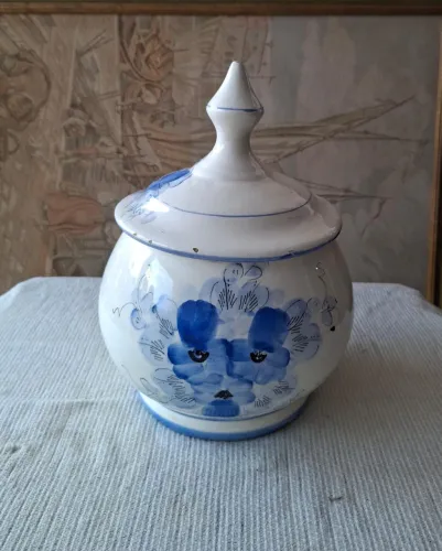 Potiche azul em cerâmica contém fio de cabelos