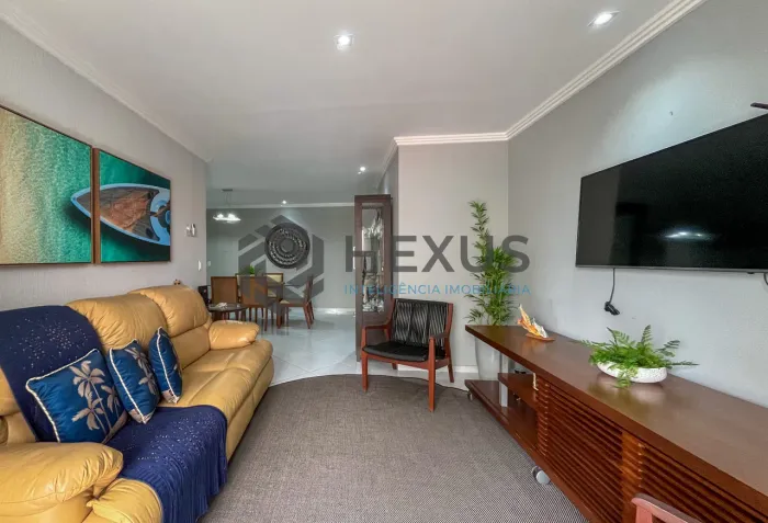 Apartamento com varanda e lazer a 80m da Praia das Pitangueiras, Guaruja