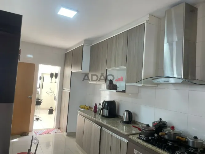 Casa de alto padrão com duas salas comerciais no J. Planalto