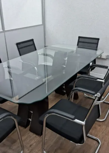 Mesa com tampo de vidro para reuniões